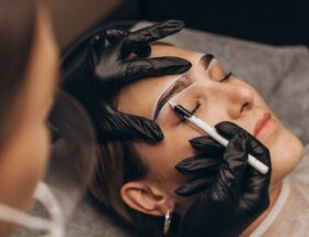 עיצוב גבות מיקרובלדינג על לקוחה