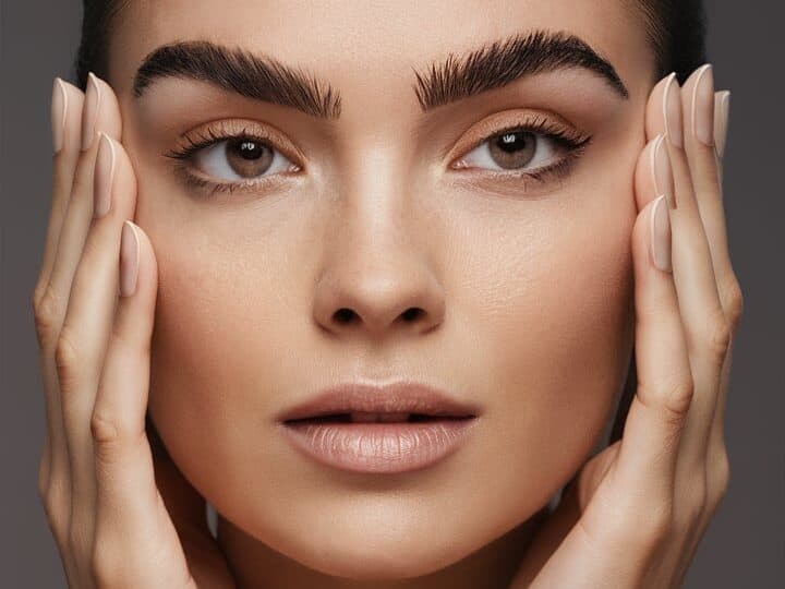 דוגמנית של האתר שעשתה עיצוב גבות